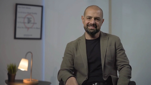 رواد من مصر: إيهاب فكري.. رحلة من الإدارة التقليدية إلى ريادة التعليم الرقمي