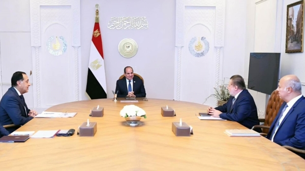 الرئيس السيسي يجتمع برئيس الوزراء ومحافظ البنك المركزي لمناقشة مستجدات تعزيز أداء القطاع المصرفي وزيادة الحصيلة الدولارية