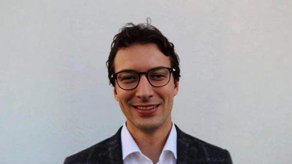 رواد من مصر: من التدريس الجامعي إلى العمل الدولي.. مسيرة خبير الاقتصاد رامي جلال