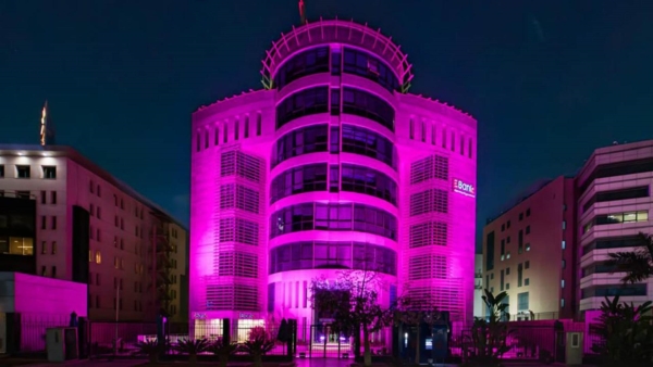 «EBank» يضيء مقره الرئيسي باللون الوردي دعمًا لحملة التوعية بسرطان الثدي