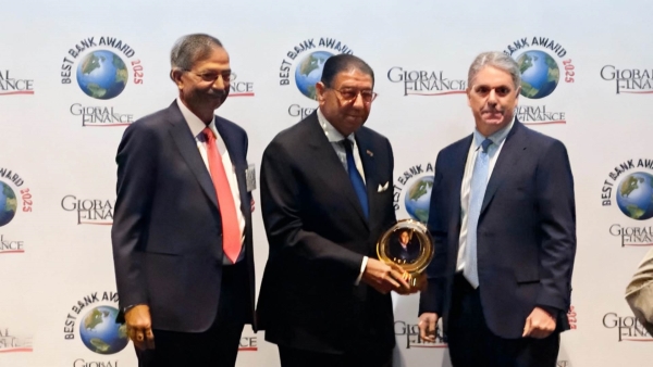 هشام عز العرب يتسلم جائزة الإنجاز مدى الحياة من «جلوبال فاينانس»