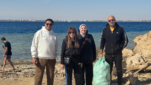 البنك الأهلي المصري يشارك في تنظيف شاطئ جزيرة مجاويش بالتعاون مع «جبر تك»