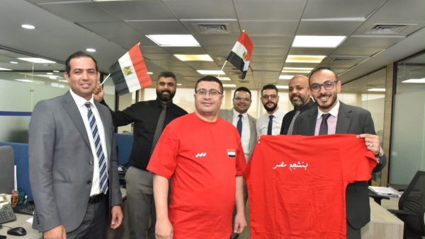 بنك قناة السويس يحتفي بموظفيه ويوزّع تيشيرت بشعار «بنشجع مصر» تزامنًا مع مشاركة منتخب مصر في كأس العالم 2026